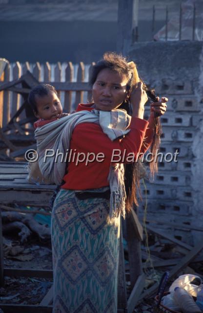 birmanie 15.JPG - Femme et son enfantMarche de Nyaungshwe (Yaunghwe)Lac InleBirmanie (Myanmar)